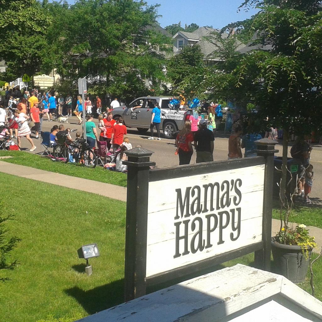 Eclectic887's tweet photo. Grand Old Days parade at Mama's Happy! https://t.co/IP0f0elqHD