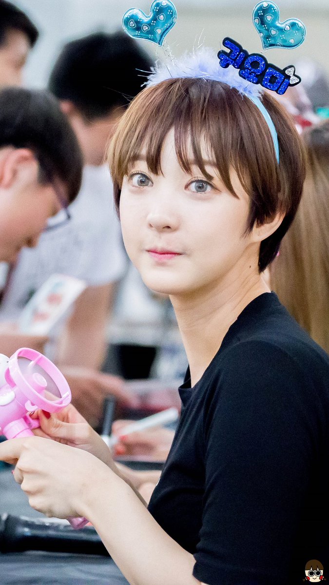 kyumming99's tweet photo. 160605 김포공항 롯데몰 #EXID #이엑스아이디 팬싸인회 #혜린 @EXIDofficial 팬들 덥다고 바람 불어쥬기 ㅋㅋㅋㅋㅋㅋㅋ https://t.co/JrYqxbwr7D