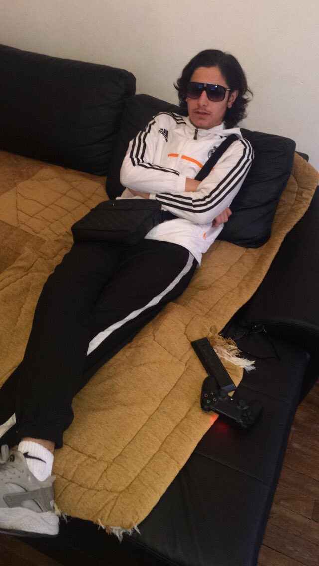 Fahed92__'s tweet photo. Quand jsuis pret pour sortir mais j'attend que mon tel charge https://t.co/4jinVk0q0Q