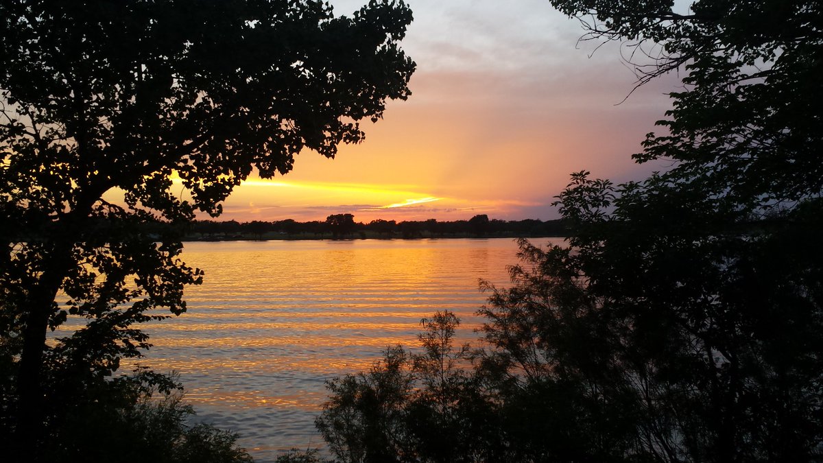 BigfootingK's tweet photo. A pastel Kansas sunset. 

#Kansas #beautifulplanet #Bigfoot https://t.co/yQN9MfQfyQ
