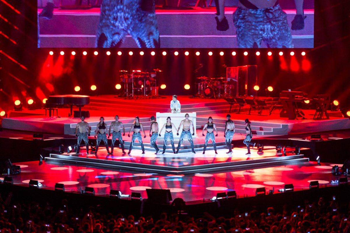 LauraPausini's tweet photo. Lo stadio si infiamma sempre con #iocero #pausinistadi #2data https://t.co/QGXvkqkzcb
