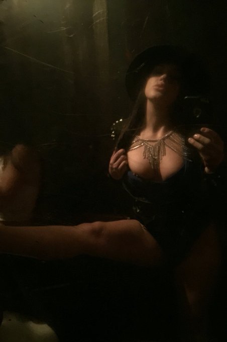 Dancing break, time for sexy bathroom selfies https://t.co/l4Khgy0DVl