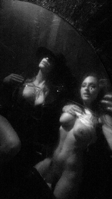 Dancing break, time for sexy bathroom selfies https://t.co/l4Khgy0DVl