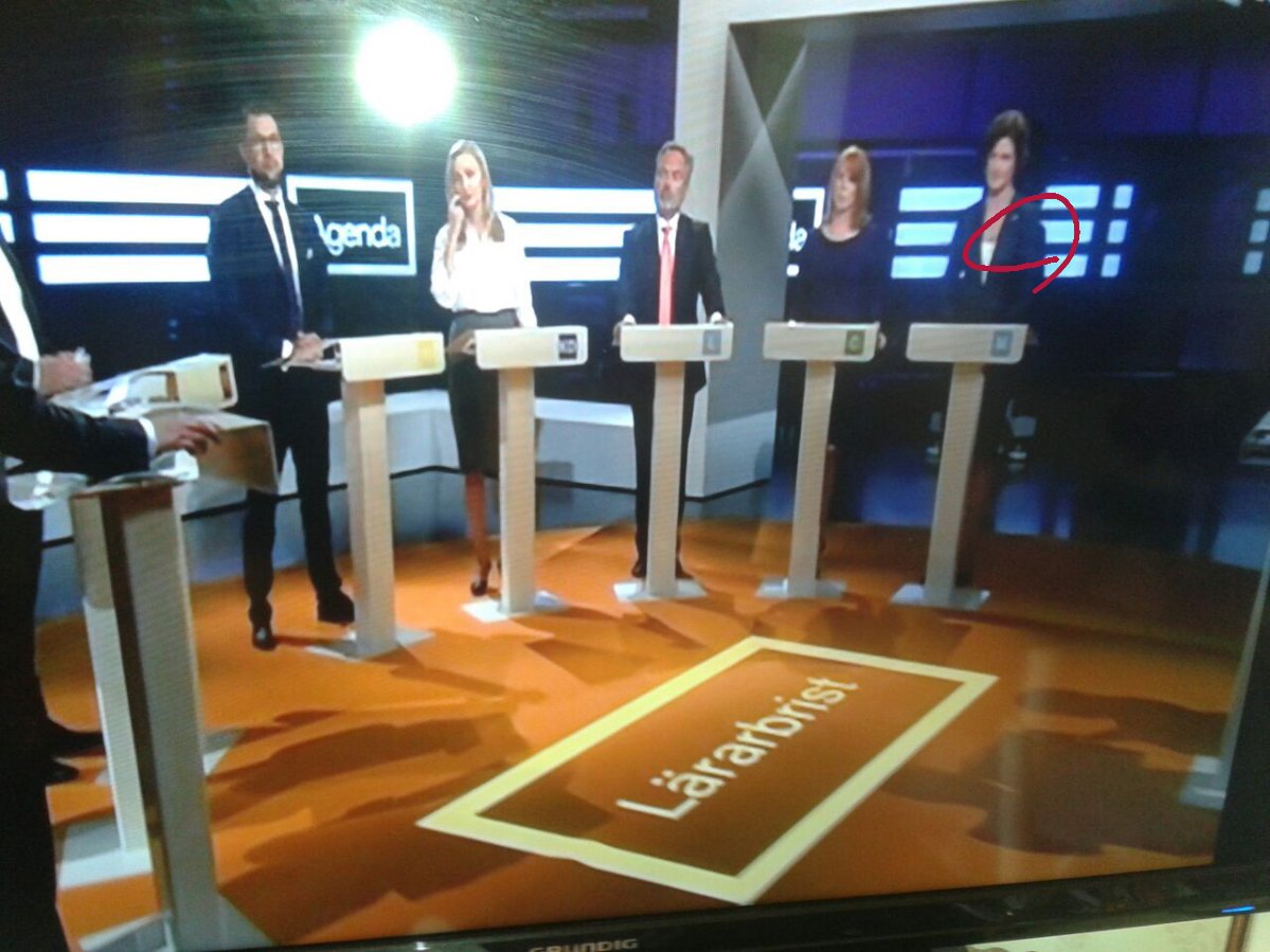 oksun1999's tweet image. 세월호 참사 783일째

스웨덴에서 살고 있는 지인께서
보내주신 사진 한 장

스웨덴 민주당 대표께서
노란 세월호 뺏지를 달고 계시네요.

고맙습니다.
잊지 않겠습니다.
세월호 이제 부터 시작입니다.
#사사세