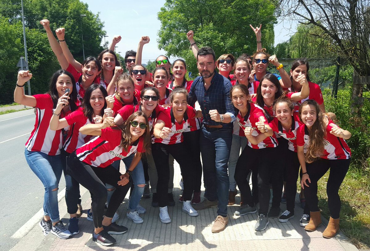 Loiuko Alkatea <a href="/josuandoni/">Josu Andoni Begoña</a> Athleticeko Neskekin. Zorionak Neskak!  #Loiu #Txorierri #Athletic #Lezama