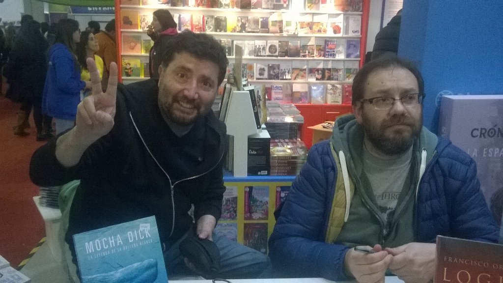 lectorcl's tweet photo. Quedan pocas horas para que termine la @Ferialibroprovi @Gonzo_Martinez @efeortega en stand @Planetadelibros https://t.co/2eeurwXO5U