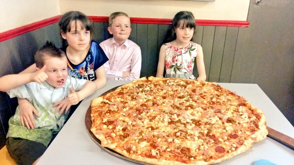 itscherrystone's tweet photo. THE best pizza in Dublin at @pinheadspizza, 32" of deliciousness! w @DiehardDublin &amp; @ItsCherrySue https://t.co/azOgIKSFXd