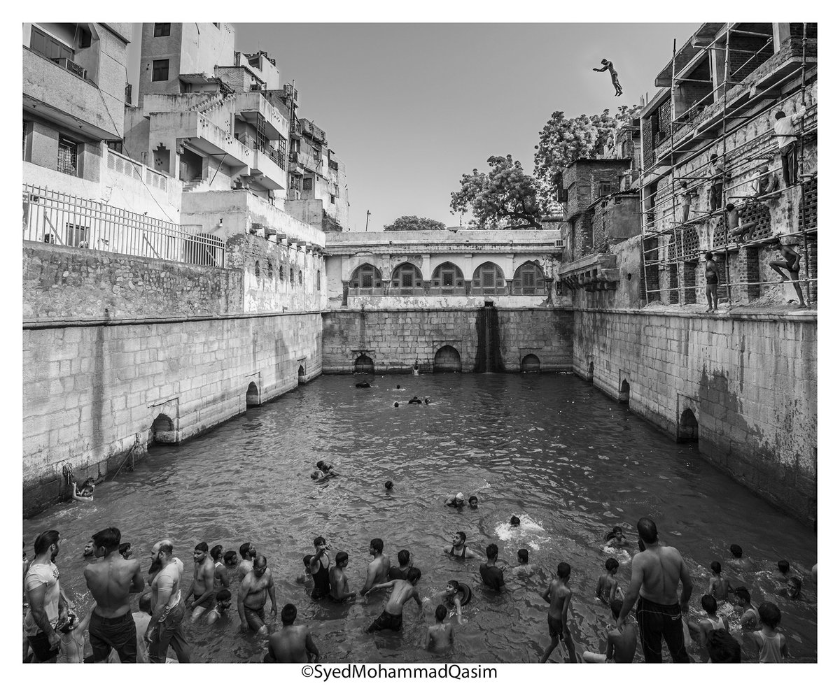 centuries old #Hazrat #NizamuddinAulia RA's baoli continues toserve people.People enjoying #Diving & #Bathing #Delhi