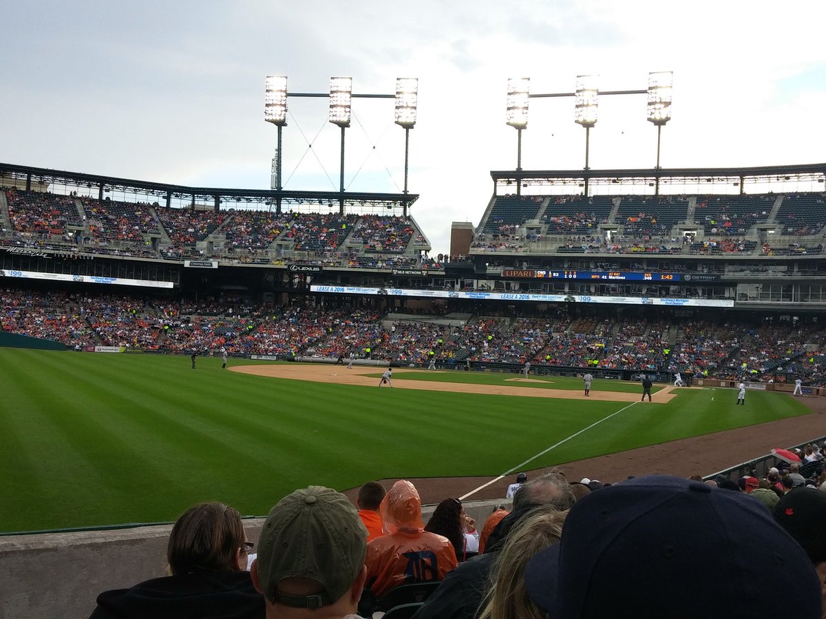 JonnyOatmeal's tweet photo. Seats for the game. #HELLYEAHSON With @eggone38 #CHIvsDET https://t.co/5tubg4xHDc