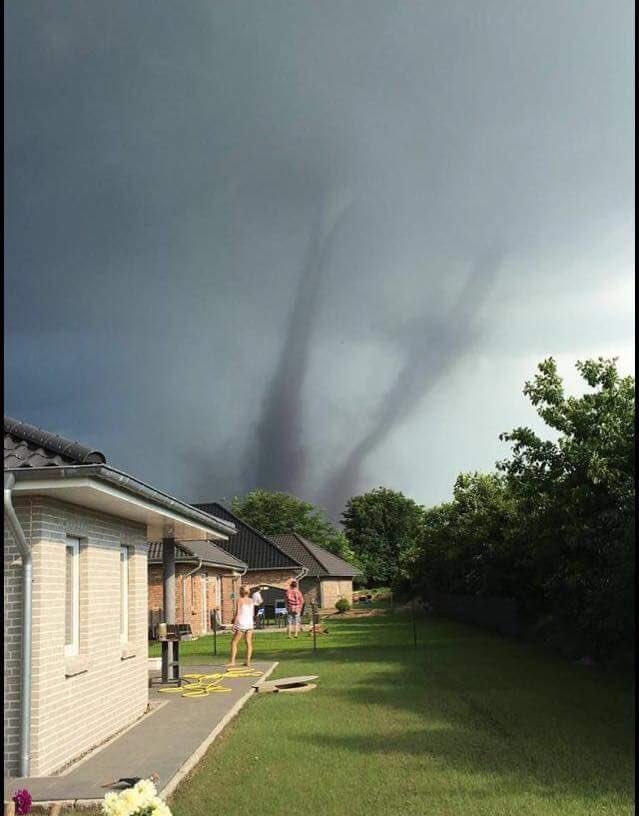 Multiple vortex tornado