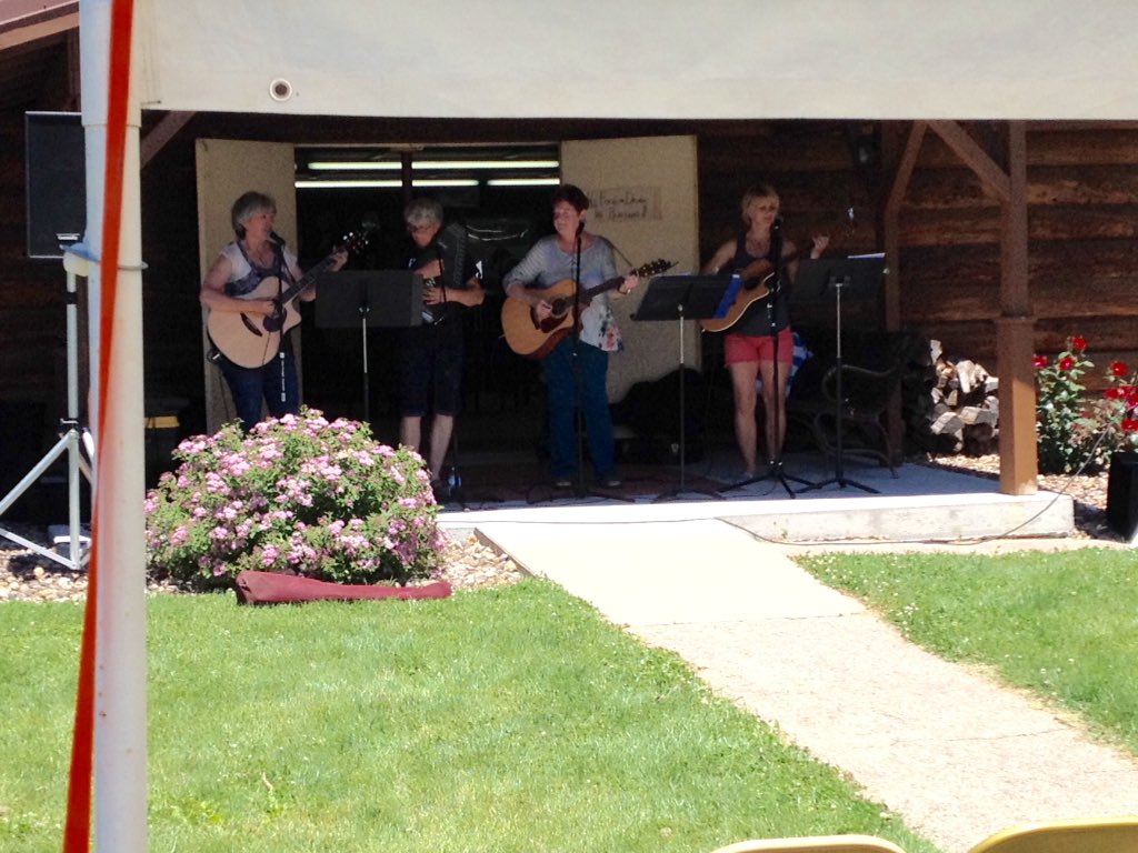 CityofHarlan's tweet photo. Full Circle Jam as well as kids games taking place at the 1:00 hour. #logcabindays #community https://t.co/zcxcCjtq9j