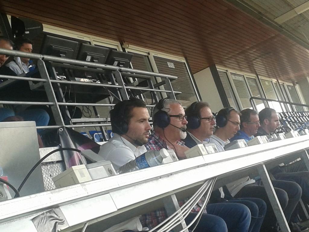 <a href="/AlexiBALES/">Alexi Bales</a> très concentré sur son micro avec <a href="/47FM/">47 FM</a> #cenestqunaurevoir #Agen #rugby