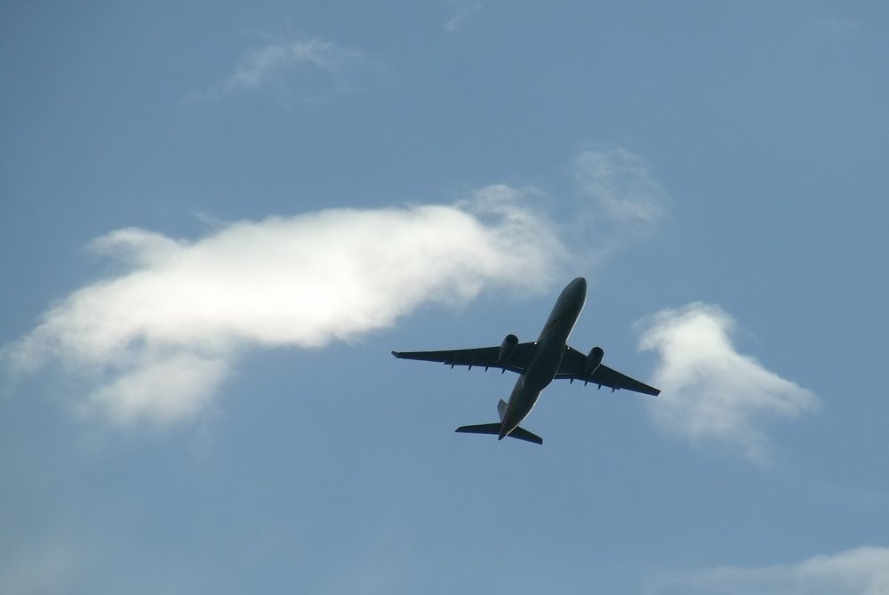 A3803's tweet photo. Wolkenspalier für den Flieger nach Peking. ;) #Hainan #HU490 #TXLPEK #A330 #B5972 https://t.co/KzTq5Db6NF