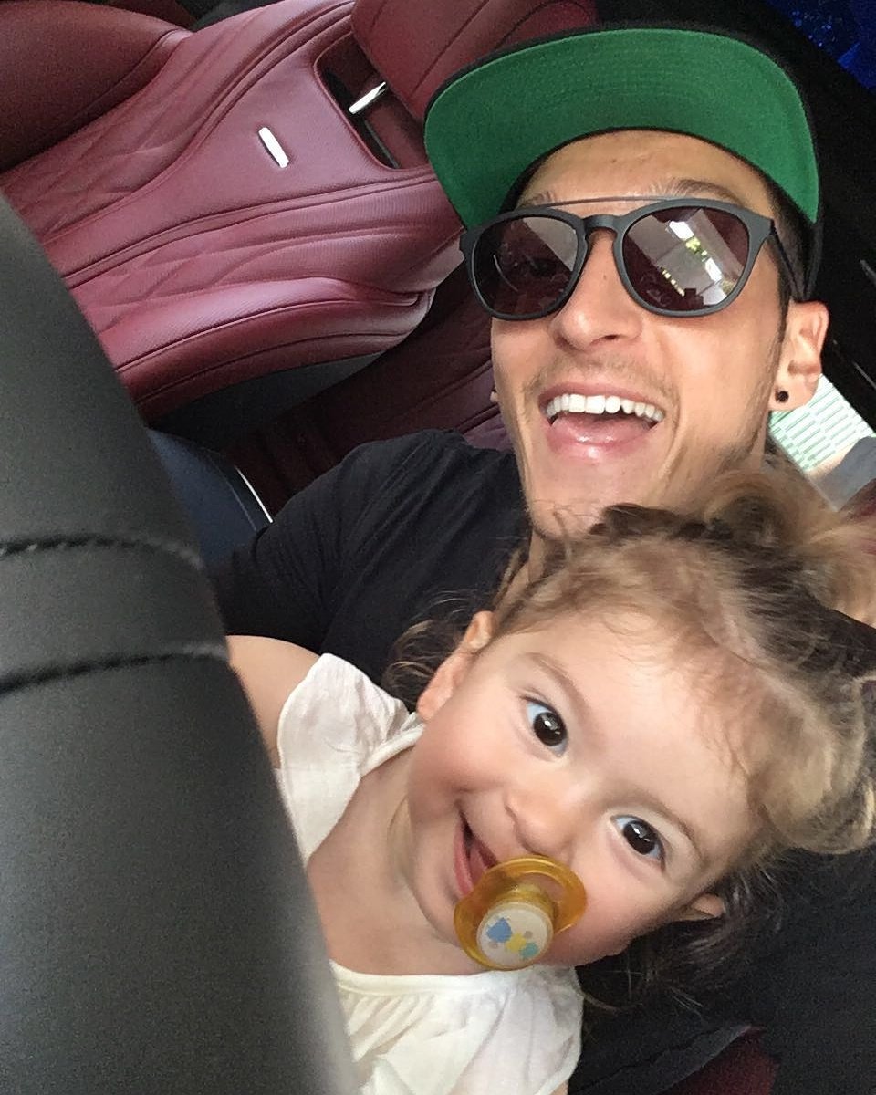 Quality time with my niece Mira. 😘 She asked me to assist her in driving the car 🚗 😅😜 #UncleMesut  #ViveLaFamily