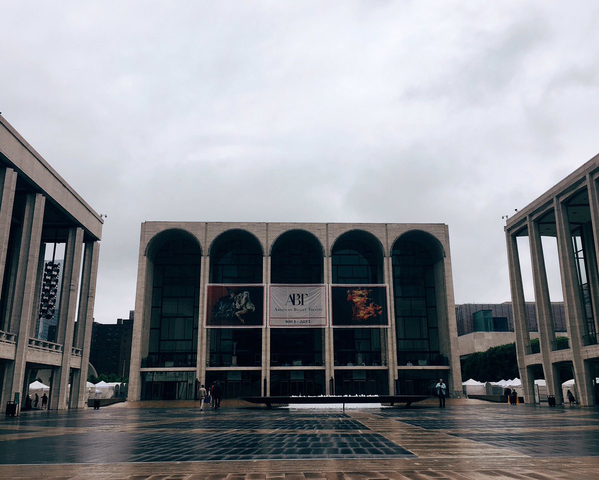 LeniPenn's tweet photo. Rainy day at #LincolnCenter #NYC βοΈ We will be back next weekend, June 11th & 12th! #lenipenn #everythingtote https://t.co/M08pER2Npc