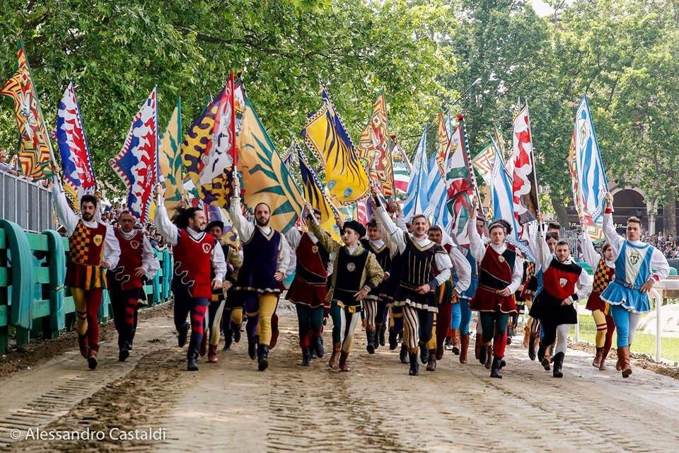 PaliodiFerrara's tweet photo. Gruppo unico #sbandieratori al Palio #paliofe2016 https://t.co/5BP8q9vgI3
