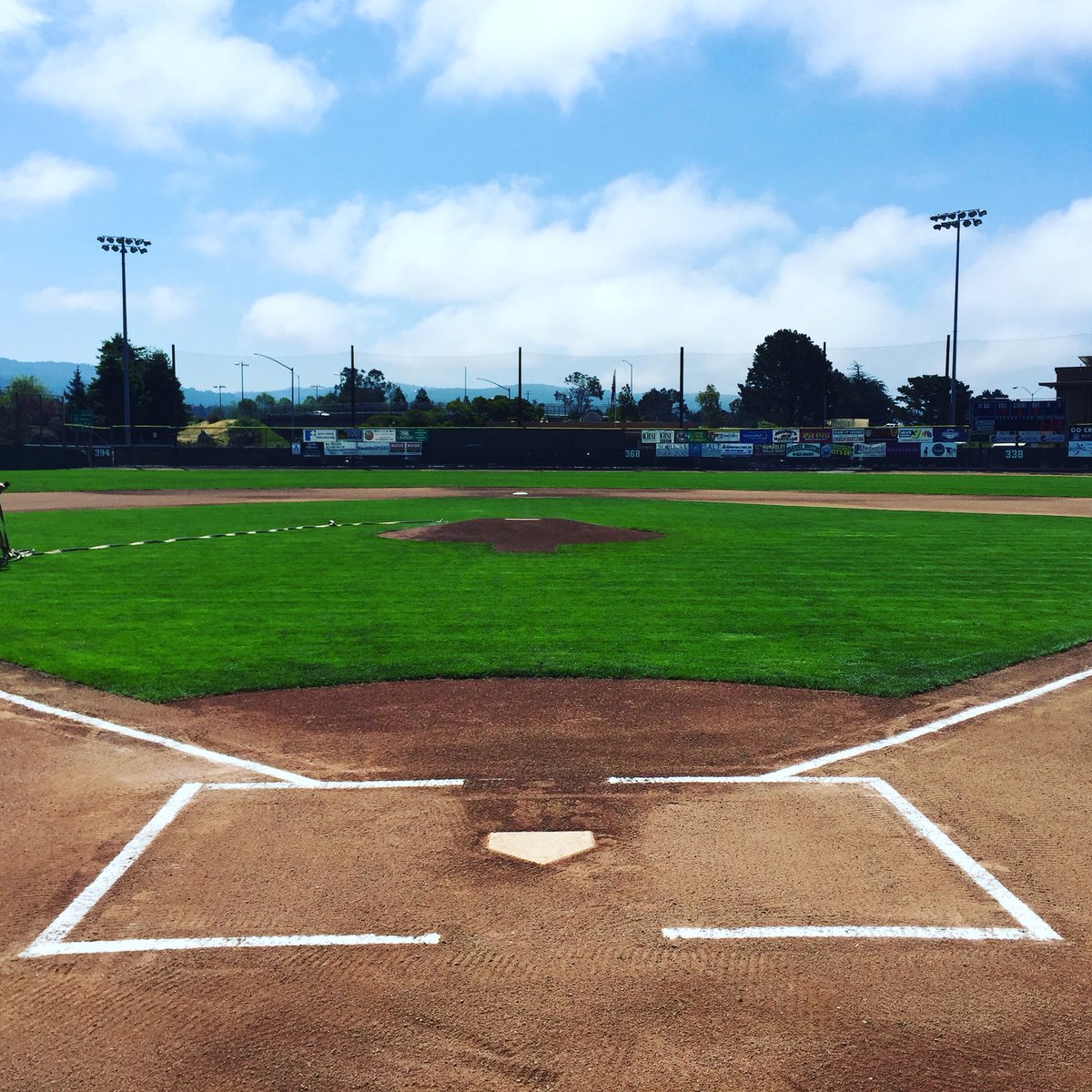 humboldtcrabs's tweet photo. Beautiful day for baseball #ComeOnOut #GoCrabsGo #LifeAsACrab https://t.co/CtgHpxEfDR