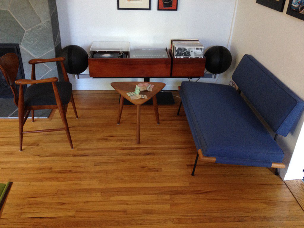 FabFindVictoria's tweet photo. A #Canadian #midcentury corner #retro #vintage in #yyj https://t.co/eWnNdmrCTh
