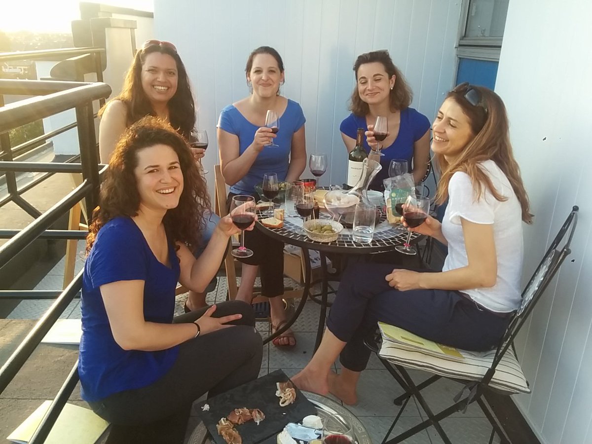 caroline_BDA's tweet photo. @Sipandlearnuk wine testing under the British sun https://t.co/bOkFEKHLhG