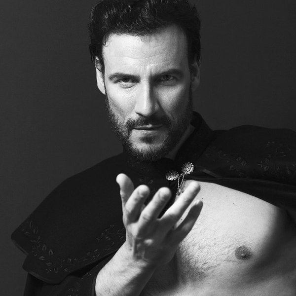 Capas_Sesena's tweet photo. Así de tremendo está @DanielGrao7 con una capa #Seseña, presentando su nueva película #Acantilado en @ParaisoMag https://t.co/HwbWswyiII