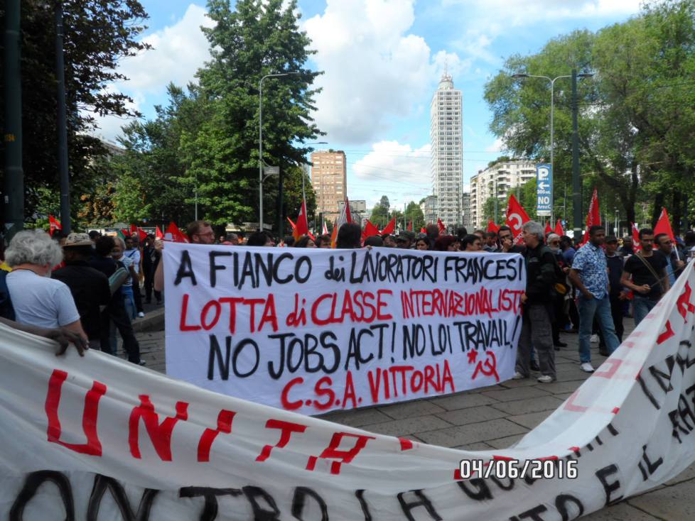 GlobalDebout's tweet photo. Workers in Milano in solidarity with French workers! Grazie Mille! 

Smash the #LoiTravail! https://t.co/Ub6XfcSjoe