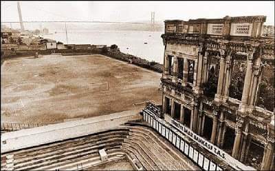 Şeref Stadı.
Çırağan Sarayı harabesi yanında.
Beşiktaş #Istanbul 1980~
