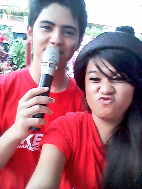 meldalubis_'s tweet photo. expresi muka gw ga enak bangaaaat , grogi nyanyi bareng @alysyarief semoga next bisa lagi dan lagi 😍😝 https://t.co/8swOjtkDIL