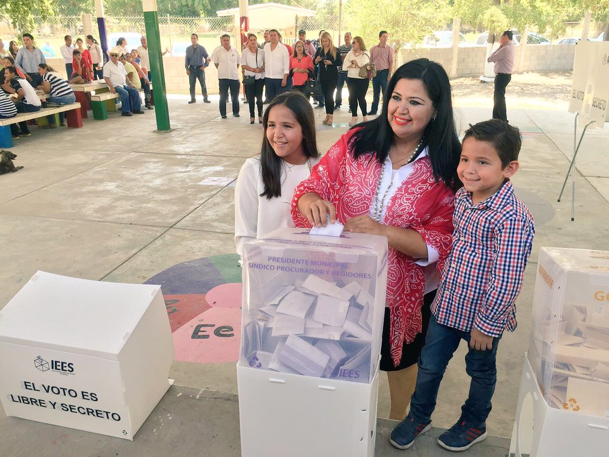 RosaElenaMillan's tweet photo. Acompañada de mis hijos acudí a votar en mi ejido San Diego, ElDorado. Hay que sembrar el buen ejemplo. #Sinaloa2016 https://t.co/lM4Y7430ix