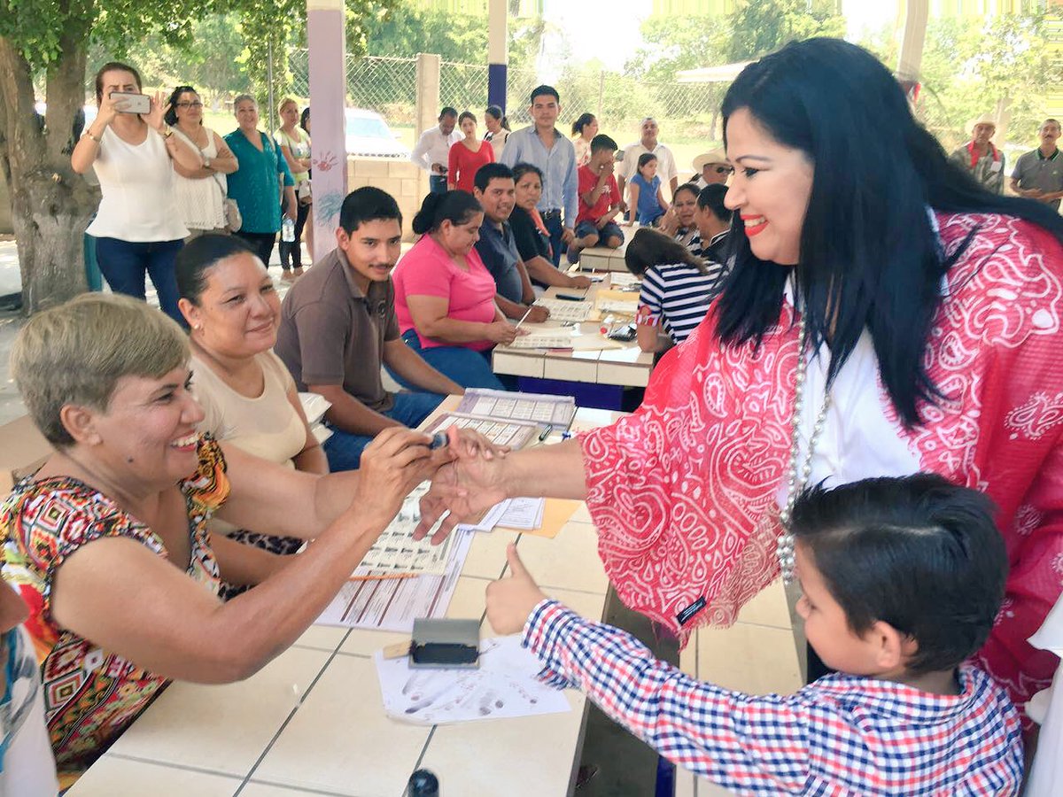 RosaElenaMillan's tweet photo. Acompañada de mis hijos acudí a votar en mi ejido San Diego, ElDorado. Hay que sembrar el buen ejemplo. #Sinaloa2016 https://t.co/lM4Y7430ix