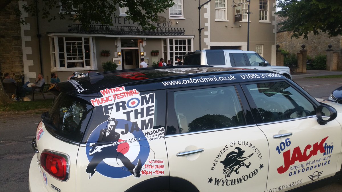 WitneyMusicFest's tweet image. Enjoying the atmosphere @fleecewitney With Great Artists #WMF2016 @Witney_UK @WitneyEvents #perfectsunday