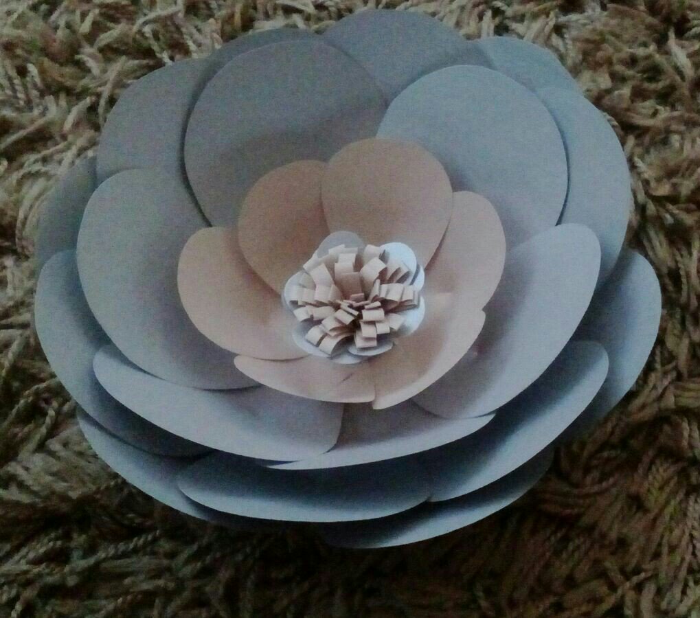 art_ificialuk's tweet photo. @handmadehour Our next work in progress. Nude &amp; silver #paperflowers #weddingideas #closeup #details #handmade https://t.co/jxP5KHBlNM