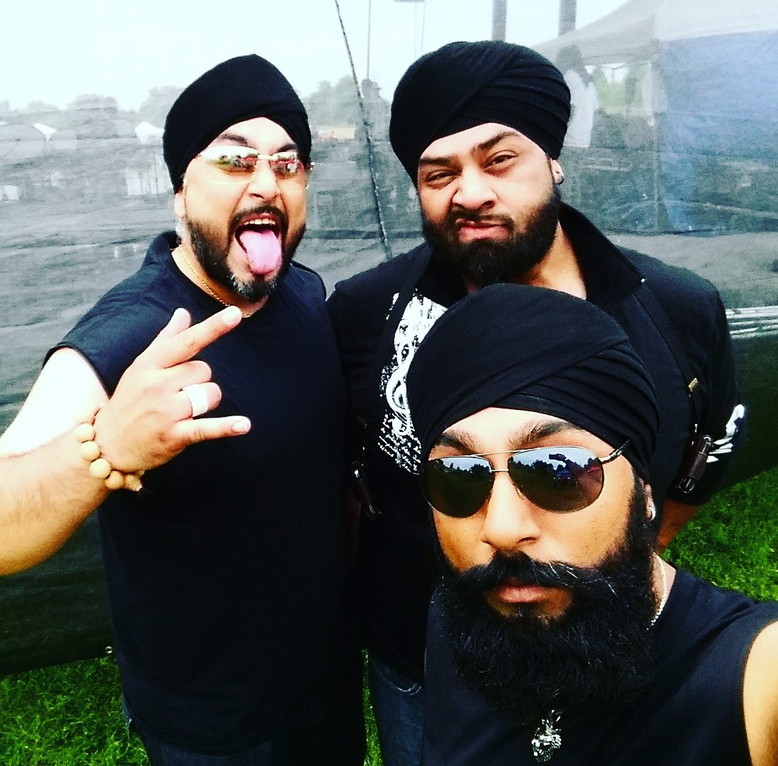 DholCircle's tweet photo. TIME TO ROCK N' DHOL!!
#dholcircle #WoodbinePark #midf #muhtadidrumfest #dhol #nagara #OnePassion #OneGoal #OneLove https://t.co/bFZIie4xXH