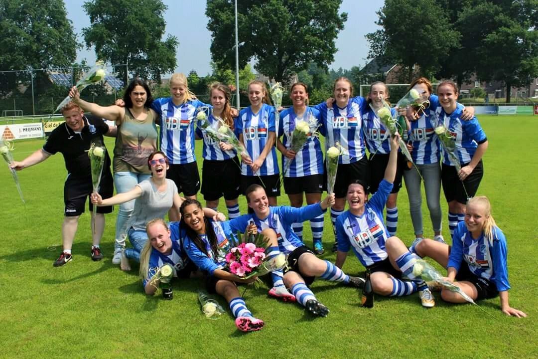 FCEvrouwen's tweet photo. Vr2 promoveert naar de 2de klasse!! 🎉🎉 @FCEindhovenAV https://t.co/LQsvVBdzOD