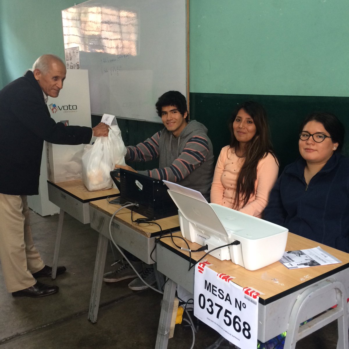 Toph242's tweet photo. Un gesto digno de celebrar. Acá más sobre la historia https://t.co/MzEWeKIg31 @Latina_Noticias #PD16 @RPPNoticias https://t.co/16vl58B4DN