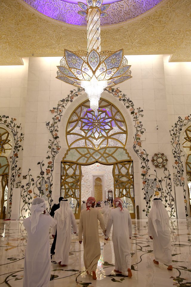 AbuDhabiLife's tweet image. صلاة التراويح من مسجد الشيخ زايد بأبوظبي ليلة أول رمضان
#رمضان_كريم
#رمضان_مبارك