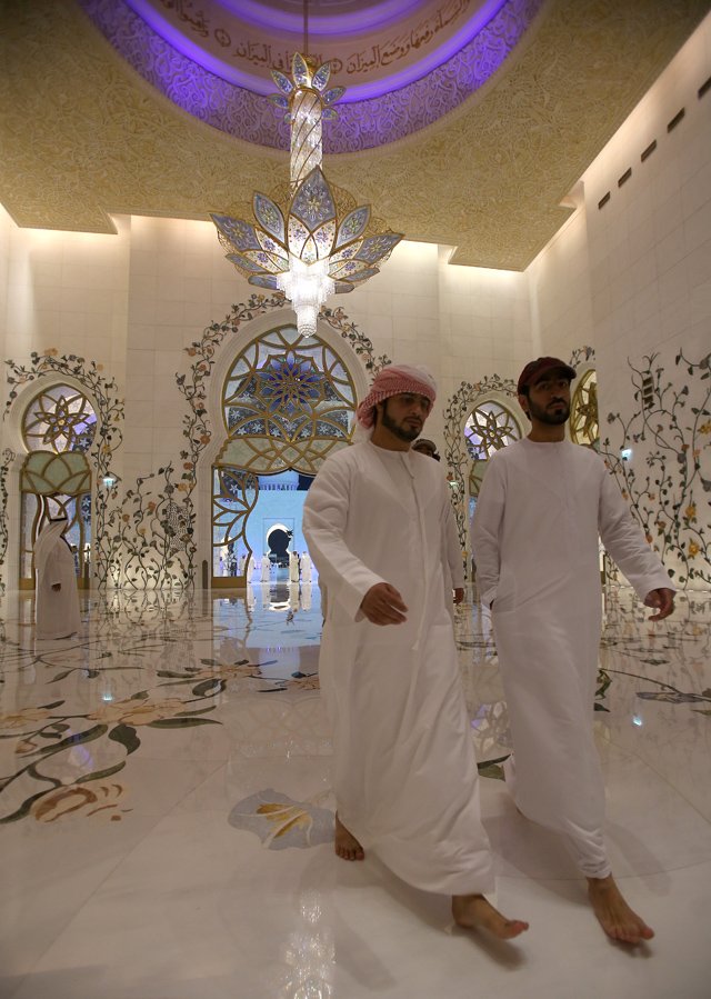 AbuDhabiLife's tweet image. صلاة التراويح من مسجد الشيخ زايد بأبوظبي ليلة أول رمضان
#رمضان_كريم
#رمضان_مبارك