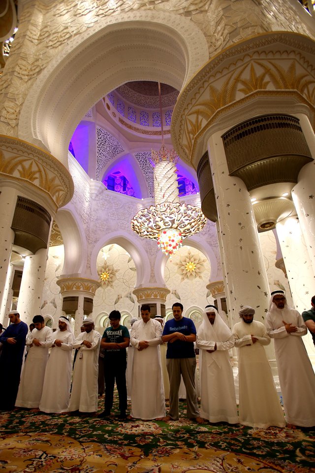 AbuDhabiLife's tweet image. صلاة التراويح من مسجد الشيخ زايد بأبوظبي ليلة أول رمضان
#رمضان_كريم
#رمضان_مبارك