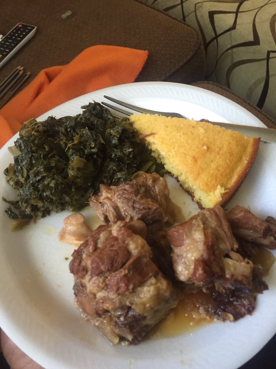 JaeBaddd's tweet image. Eating oxtails for @TamarBraxtonHer 😋😋😋😋😋 #CountryProblems