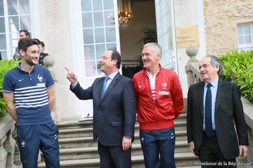 Flootoutcourt's tweet photo. -Au fait Didier tu sais ce qu'il y a autour de Clairefontaine ?
-Non
-Deschamps! 
-Très drôle ça Mr le président... https://t.co/hrNH7gGV3A