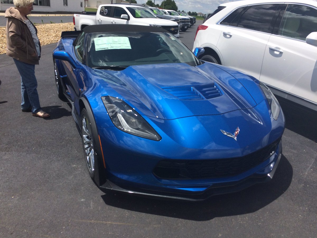 TheRadTrav's tweet photo. Might ask to drive this for a video! What do you think?! #Corvette #Chevy #Chevrolet #YouTube #TestDrice https://t.co/K8Q4etAKR3