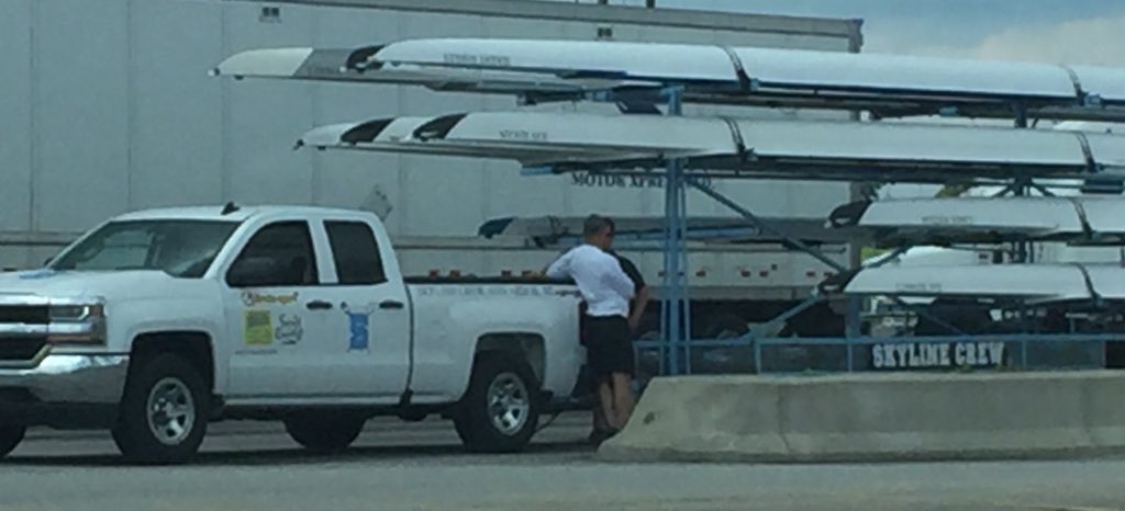 lyndielou63's tweet photo. Neighbors spotted on the 401 #RowPio #StCatharines https://t.co/UpXVXnvY03