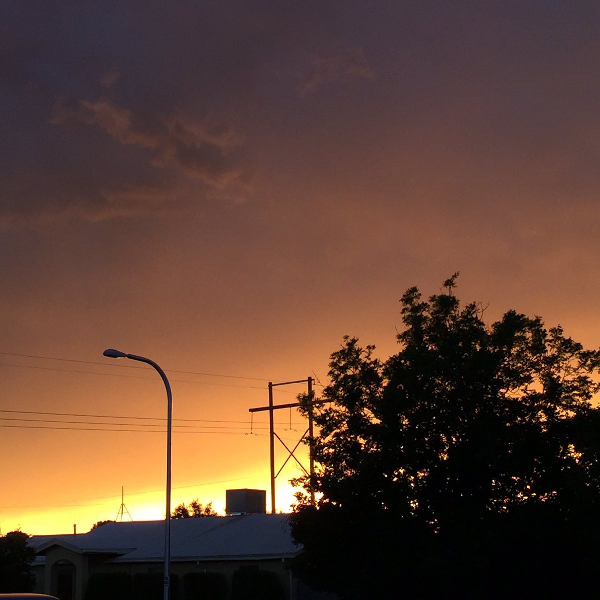 The burning sky! #nm #newmexico #sunsets #thestormsahcomin #beautiful #lc #lascruces