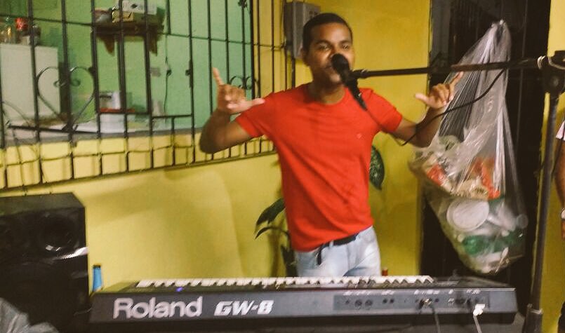 GuilhermeNettos's tweet photo. Dando uma palinha ontem no #bdayDrigo #vozeteclado 🍾🍻🎤🎼 #aceitameuamor https://t.co/1ffIlXE2ML