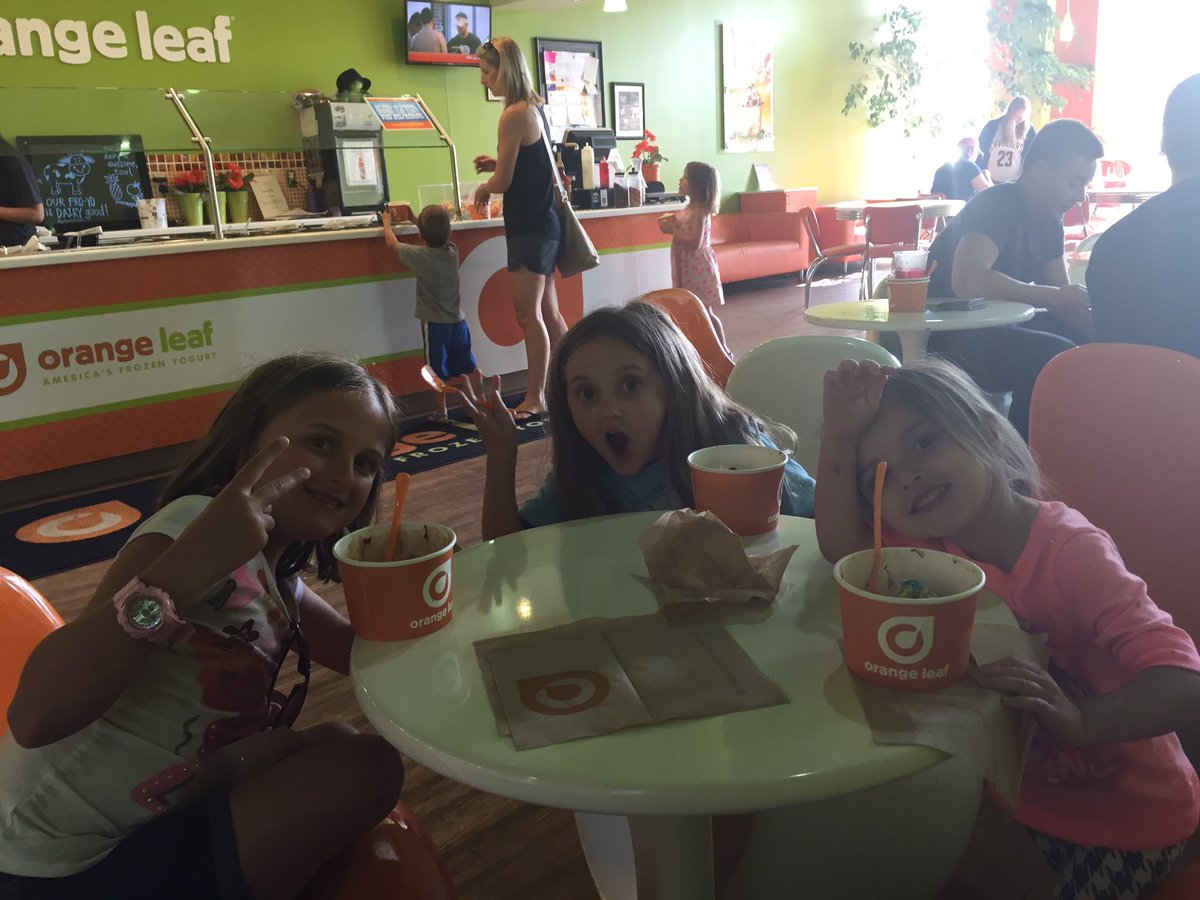 ASchirg's tweet photo. Enjoying Sunday evening with my dates! #froyobro #SundayFunday https://t.co/5kFGiwLrmH