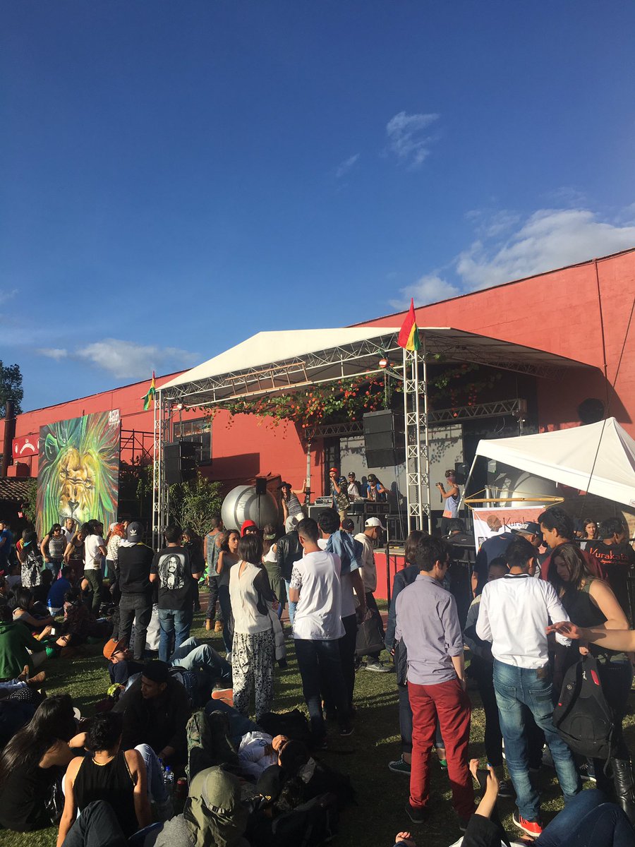 los40colombia's tweet photo. Así se vive el #jammingcon40 https://t.co/lYn7r39rQQ