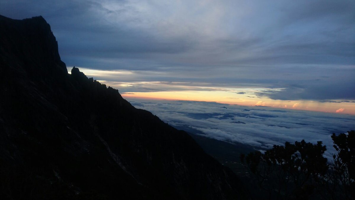 MelanieCNA's tweet photo. Sunrise @ Mt Kinabalu's via ferratta. (Photo: Mohd Shukor Kasmuni) https://t.co/yo4I0FM1j4