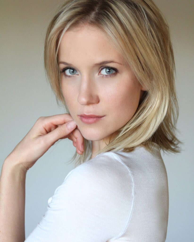 Ashley_OUAT's tweet photo. #SeductiveSunday 😘💕 https://t.co/ez5MAPiyQJ