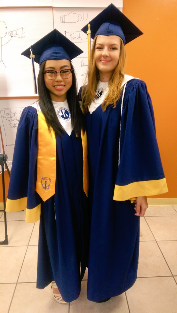 enairaarianea's tweet photo. 1 more day 🎓🎓🎓🎓 https://t.co/eQFLt4UDZZ