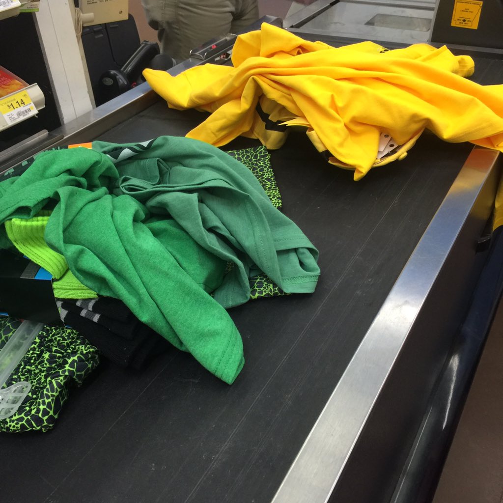 dcloud_02's tweet photo. I feel awkward because I'm making same color clothing purchases. #schoolspirit @SuperSummerAR https://t.co/tsEuDsOMl1