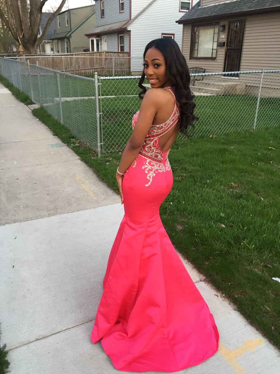 mirijuana__'s tweet photo. #Prom2k16 👑 https://t.co/8BJWZF1NBO